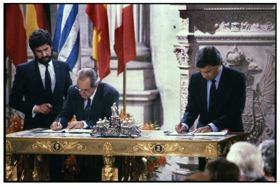 42- Firma del Adhesión de España a la CEE, 1985.jpg